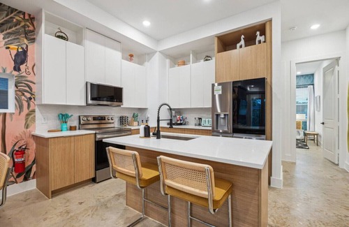 Southeast Houston House | Houston Duplex Duo/Pool/Mega Hottub/Golf/Sleeps 45
