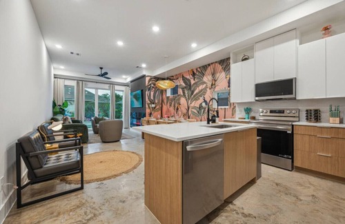 Southeast Houston House | Houston Duplex Duo/Pool/Mega Hottub/Golf/Sleeps 45