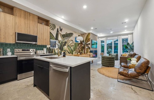 Southeast Houston House | Houston Duplex Duo/Pool/Mega Hottub/Golf/Sleeps 45