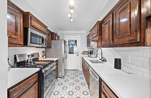 Clodine House | Houston Pool Escape | Games WiFi | Parking | Pet