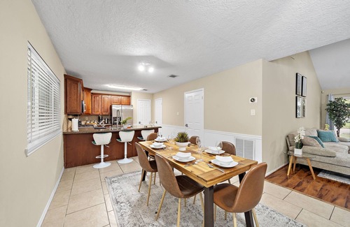 Barker House | Houston Pool Retreat | WiFi Yard BBQ Games TVs