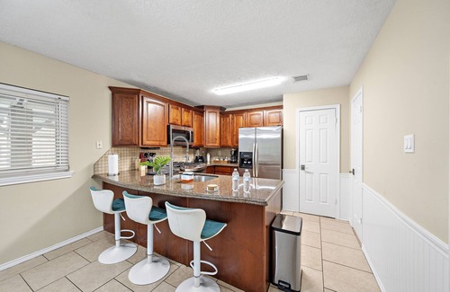 Barker House | Houston Pool Retreat | WiFi Yard BBQ Games TVs