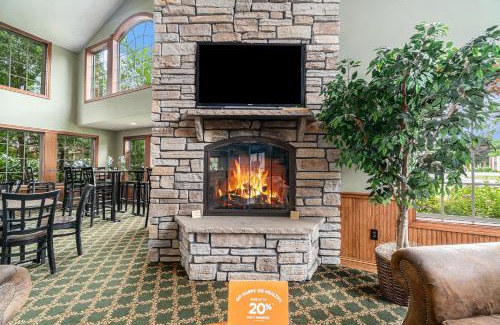 Traverse City Hotel | Howard Johnson by Wyndham Traverse City
