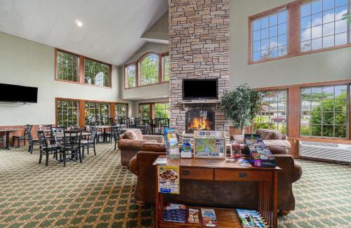 Traverse City Hotel | Howard Johnson by Wyndham Traverse City