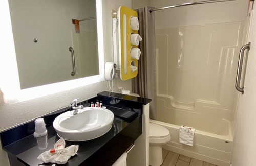 Lake George Hotel | Howard Johnson by Wyndham Lake George