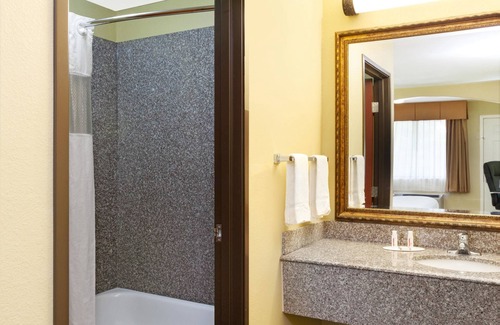 Lafayette Hotel | Howard Johnson by Wyndham Lafayette