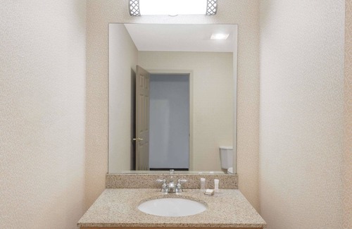 Springfield Hotel | Howard Johnson by Wyndham Springfield