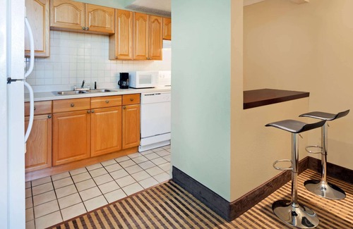 Arlington Hotel | Howard Johnson by Wyndham Arlington Ballpark/Six Flags