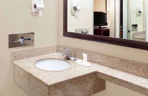 Arlington Hotel | Howard Johnson by Wyndham Arlington Ballpark/Six Flags