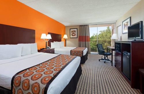 Arlington Hotel | Howard Johnson by Wyndham Arlington Ballpark/Six Flags