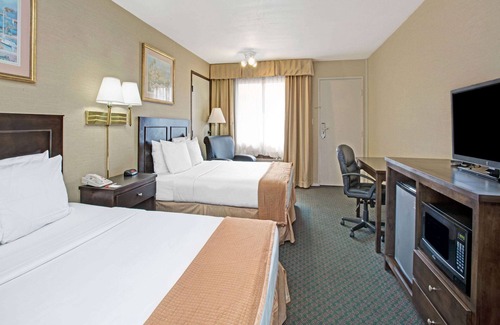 Delthorne Hotel | Howard Johnson by Wyndham Torrance