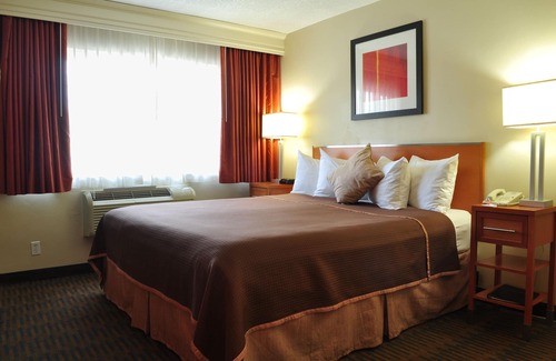 Midway District Hotel | Howard Johnson by Wyndham San Diego Sea World