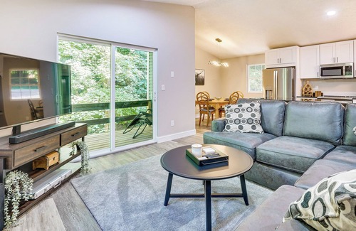 Howard House | Howard Retreat w/ Deck + Fire Pit, 1 Mi to Lake!