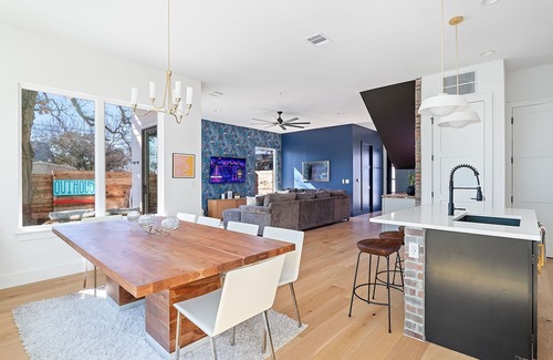 Rosewood House | Howdy House | Heated Pool | Walk Downtown | Grill