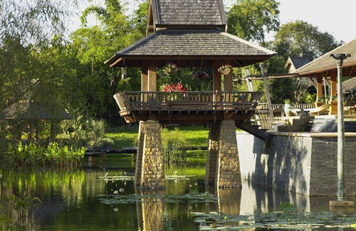 Lan Dokmai Tok House | Howie's HomeStay, Your own personal Private Resort