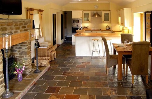 Ross-on-Wye Cottage | HOWLE HIDEAWAY, luxury holiday cottage, with open fire in Howle Hill