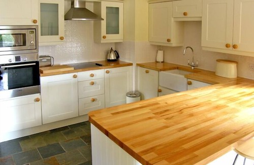 Ross-on-Wye Cottage | HOWLE HIDEAWAY, luxury holiday cottage, with open fire in Howle Hill