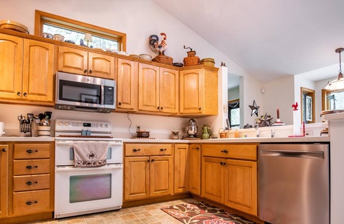 Eagles Mere Cottage | Huckleberry Hollow - Robin Real Estate
