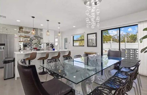 Bradenton House | HUGE - 12 Bed Luxury Pool Home - 15 Minutes to Anna Maria Island Beaches!