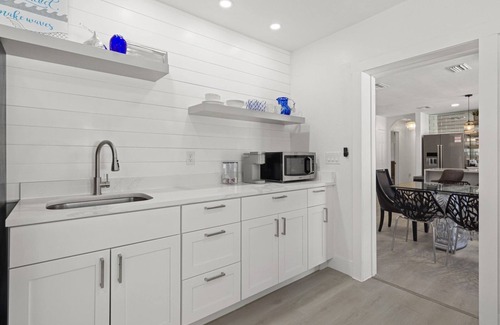Bradenton House | HUGE - 12 Bed Luxury Pool Home - 15 Minutes to Anna Maria Island Beaches!