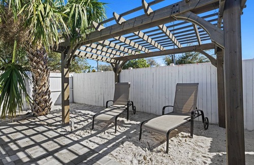 Bradenton House | HUGE - 12 Bed Luxury Pool Home - 15 Minutes to Anna Maria Island Beaches!
