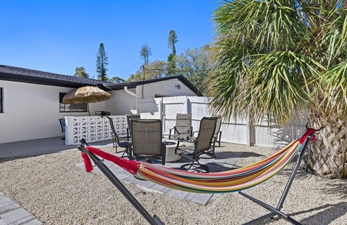 Bradenton House | HUGE - 12 Bed Luxury Pool Home - 15 Minutes to Anna Maria Island Beaches!