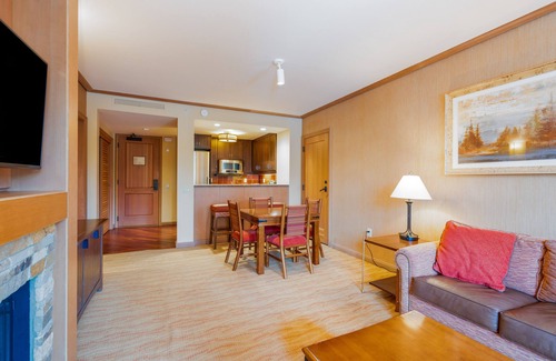 Cle Elum Condo | Huge 2 Connecting Rooms with Kitchen & Balcony