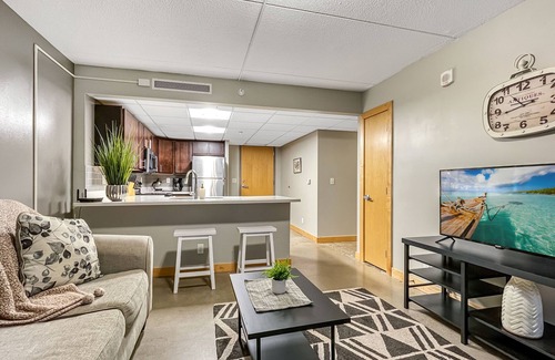 Downtown Des Moines Apartment | HUGE 2BR Apt Next to Wells Fargo -FREE Parking!