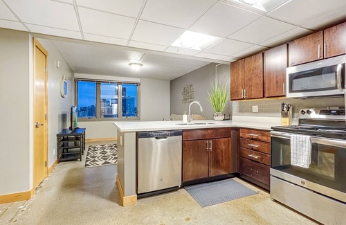 Downtown Des Moines Apartment | HUGE 2BR Apt Next to Wells Fargo -FREE Parking!