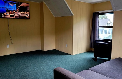 Albright House | Huge 3 BR 1 BR Home Prime Elmwood Village Pets Ok