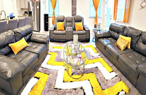 Slidell House | Huge 4-bedroom retreat w/FREE WiFi, in serene Slidell with Lake in backyard