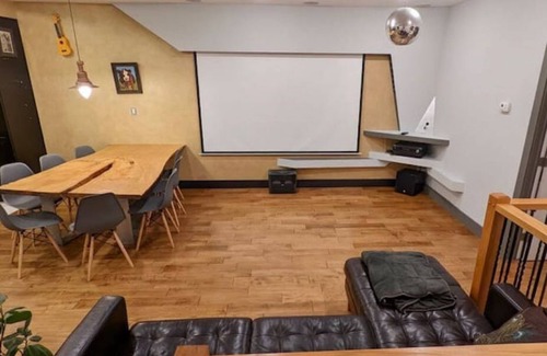 Fairmount Apartment | Huge apt. Parking! City view.
