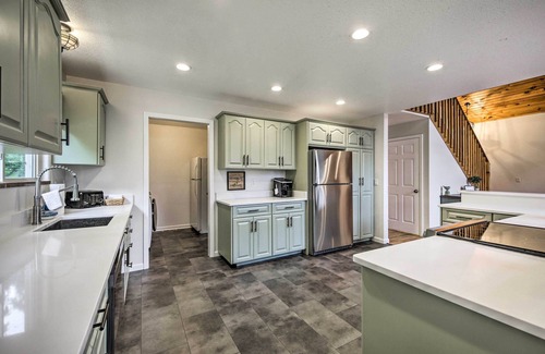 Blairsville Cabin | Huge Blairsville Cabin: Game Room + Mtn View!