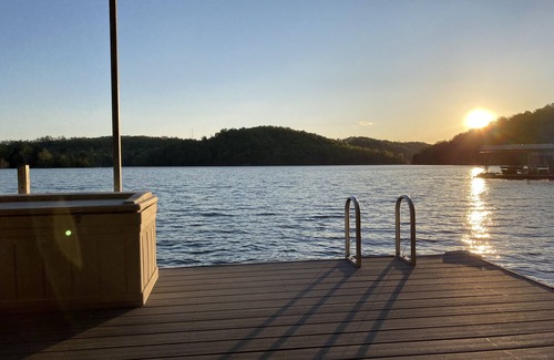 La Follette House | Huge Covered Dock & Decks, tiki bar, fire pit, free WiFI, 2 kitchens, En Suites