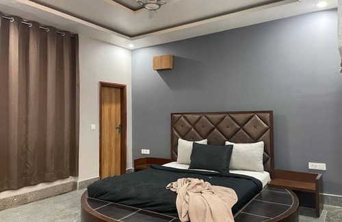 Gurugram Villa | Huge hall for gatherings/parties/get togethers