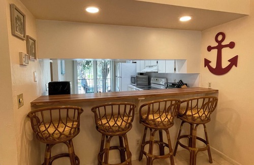 East Naples Condo | Huge Heated Pool, 10 min to the Beach & Downtown 5th Ave