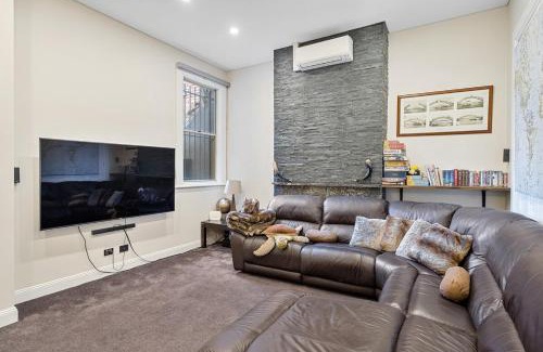 Surry Hills House | Huge, Inner Sydney City 5 Bed Mansion, Near Opera House - 7 mins