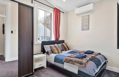 Surry Hills House | Huge, Inner Sydney City 5 Bed Mansion, Near Opera House - 7 mins