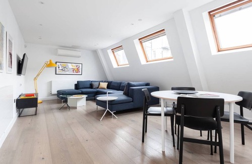 Chinatown Apartment | Huge Leicester Square 2BR - Netflix & AC