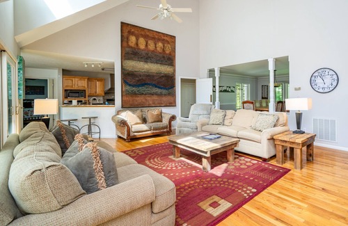 Asheville House | Huge Lodge, 1.5 Mi to town, Mtn Views, pets OK. Hot tub!