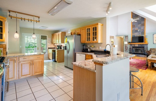 Asheville House | Huge Lodge, 1.5 Mi to town, Mtn Views, pets OK. Hot tub!