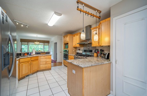 Asheville House | Huge Lodge, 1.5 Mi to town, Mtn Views, pets OK. Hot tub!