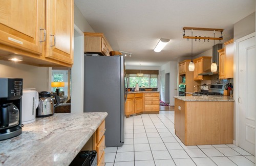 Asheville House | Huge Lodge, 1.5 Mi to town, Mtn Views, pets OK. Hot tub!