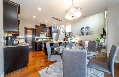 Southeast Edmonton House | ★HUGE Luxury Home ★ Patio ★ Games Room ★ WiFi!