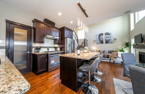 Southeast Edmonton House | ★HUGE Luxury Home ★ Patio ★ Games Room ★ WiFi!