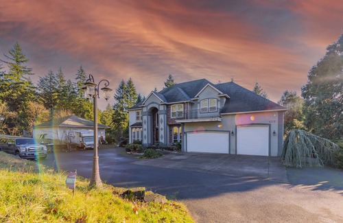 Powellhurst-Gilbert House | Huge Luxury Home with huge Deck near Powell Butte Park
