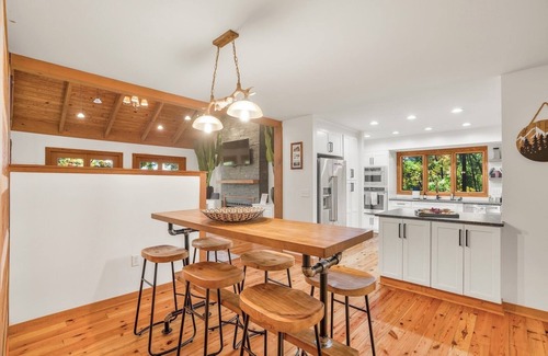 McGaheysville Cabin | Huge/Mountain Views/Theater/Ski/HotTub/Sauna/GameRoom