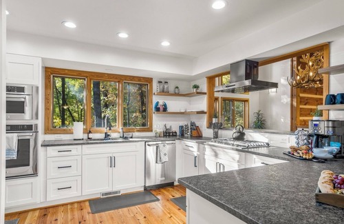 McGaheysville Cabin | Huge/Mountain Views/Theater/Ski/HotTub/Sauna/GameRoom