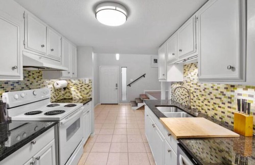 Barton Hills Villa | Huge Private Villa near Downtown - 12 Real Beds