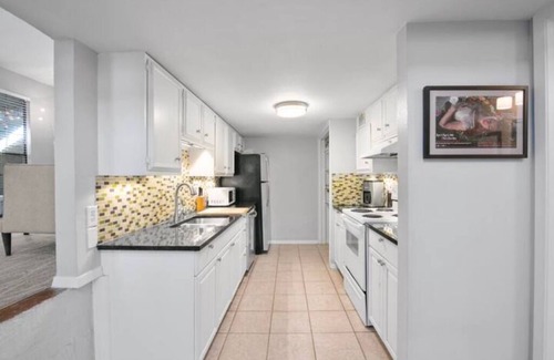 Barton Hills Villa | Huge Private Villa near Downtown - 12 Real Beds